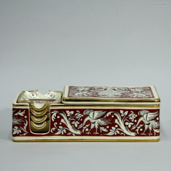 JUEGO DE FUMADOR. CAPODIMONTE. - Realizado en cerámica pintada a mano.
Formado por caja y 4 ceniceros.
Origen: Italia.